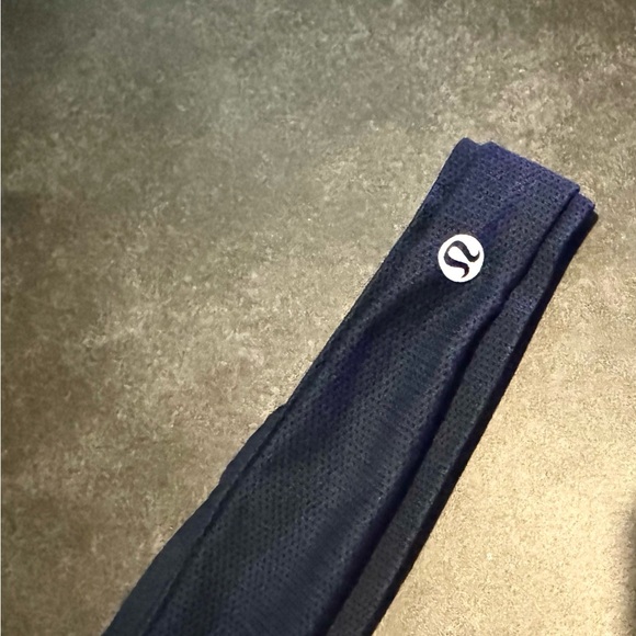 USED (in excellent condition) Lululemon Metal Vent Tech Headband-Classic Navy - Picture 2 of 3